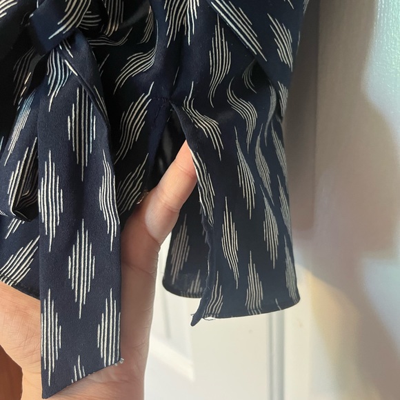 NWOT banana republic top blouse small geometric navy white tie vneck slit sleeve - Picture 7 of 9